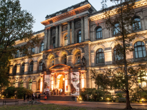Hauptportal am Abend (c) Carola Radke, Museum für Naturkunde Berlin
